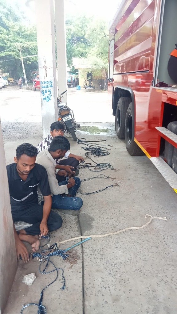 Rescue Rope & Knotting Under Fire Engine